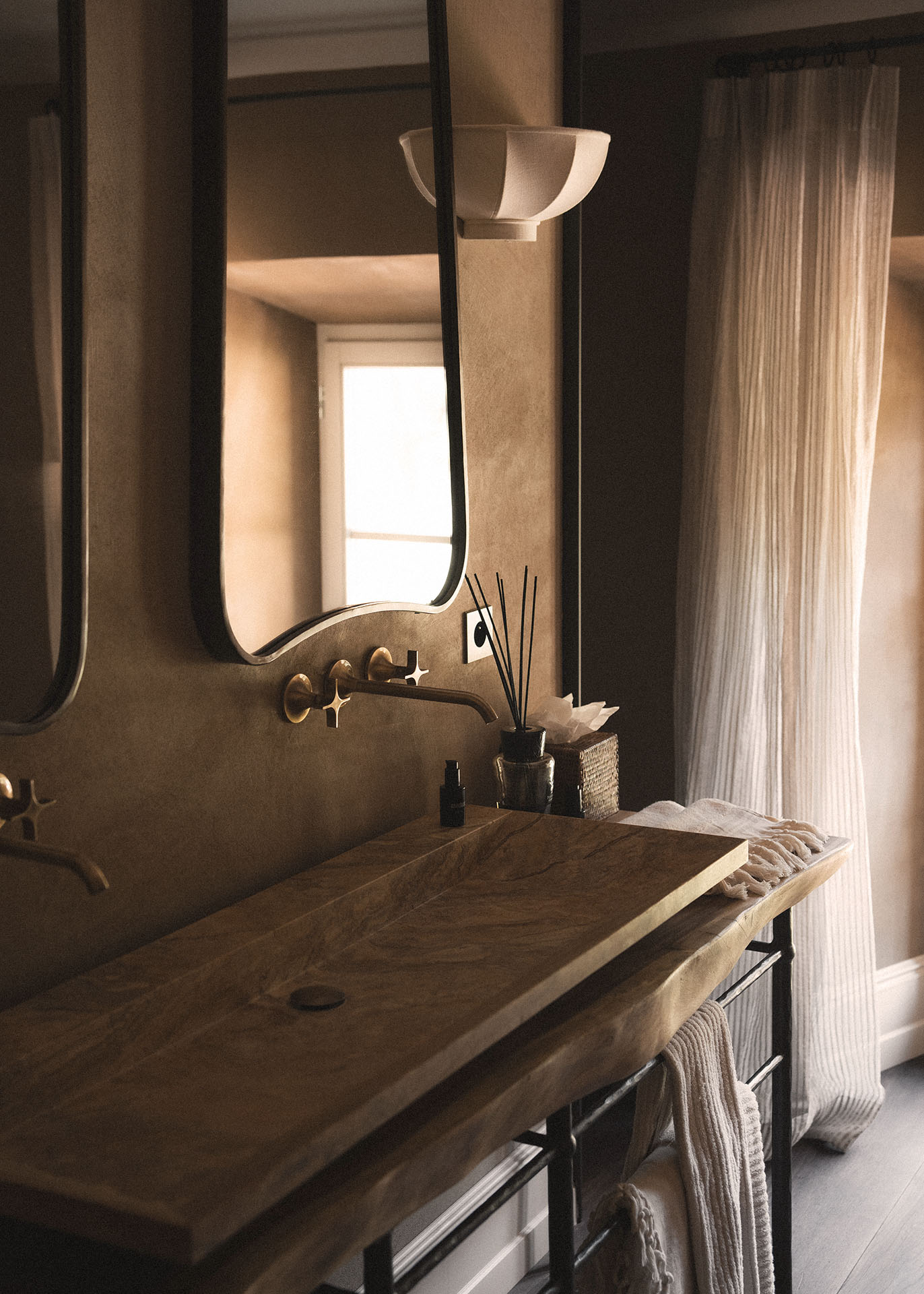 Authentic Provençal bathroom design with natural and soft decor elements